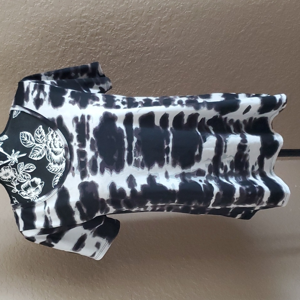 Lularoe Women's Short Sleeve Shirt Medium Never Worn. New Condition.